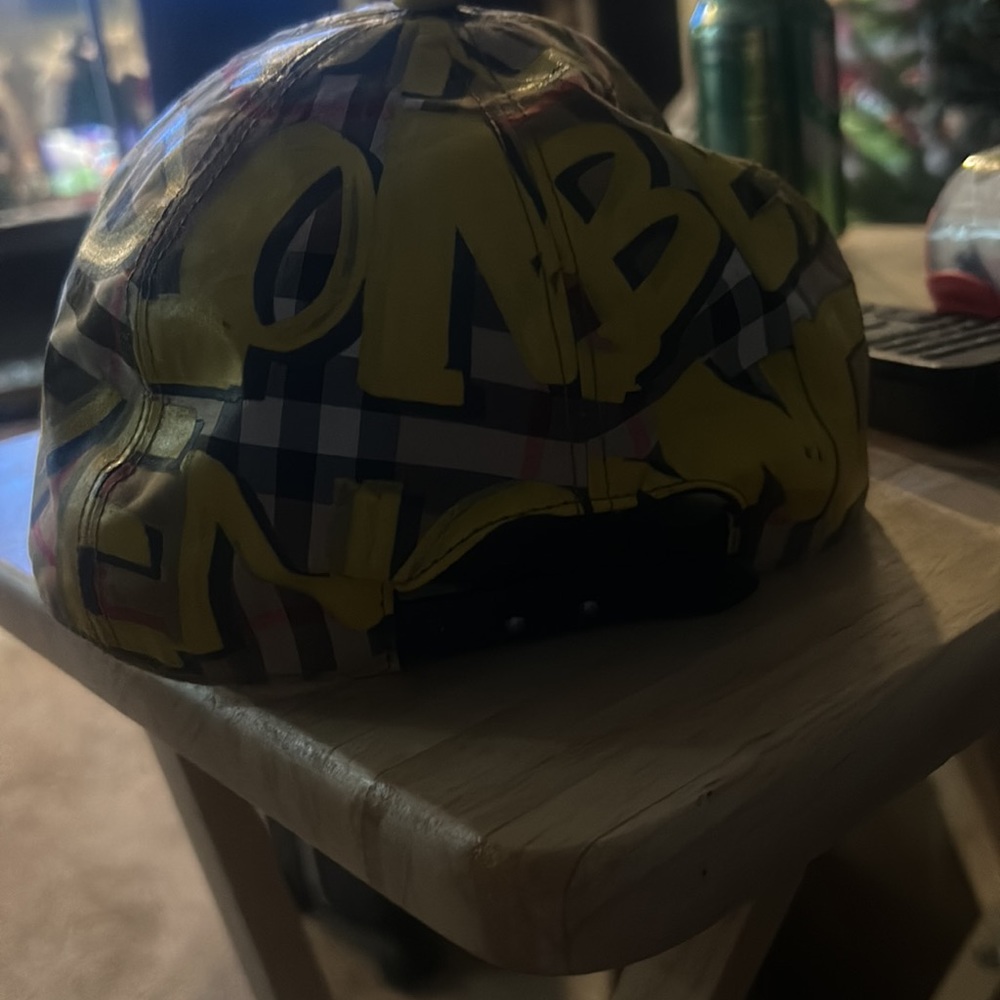 Burberry graffiti hat - Picture 3 of 5
